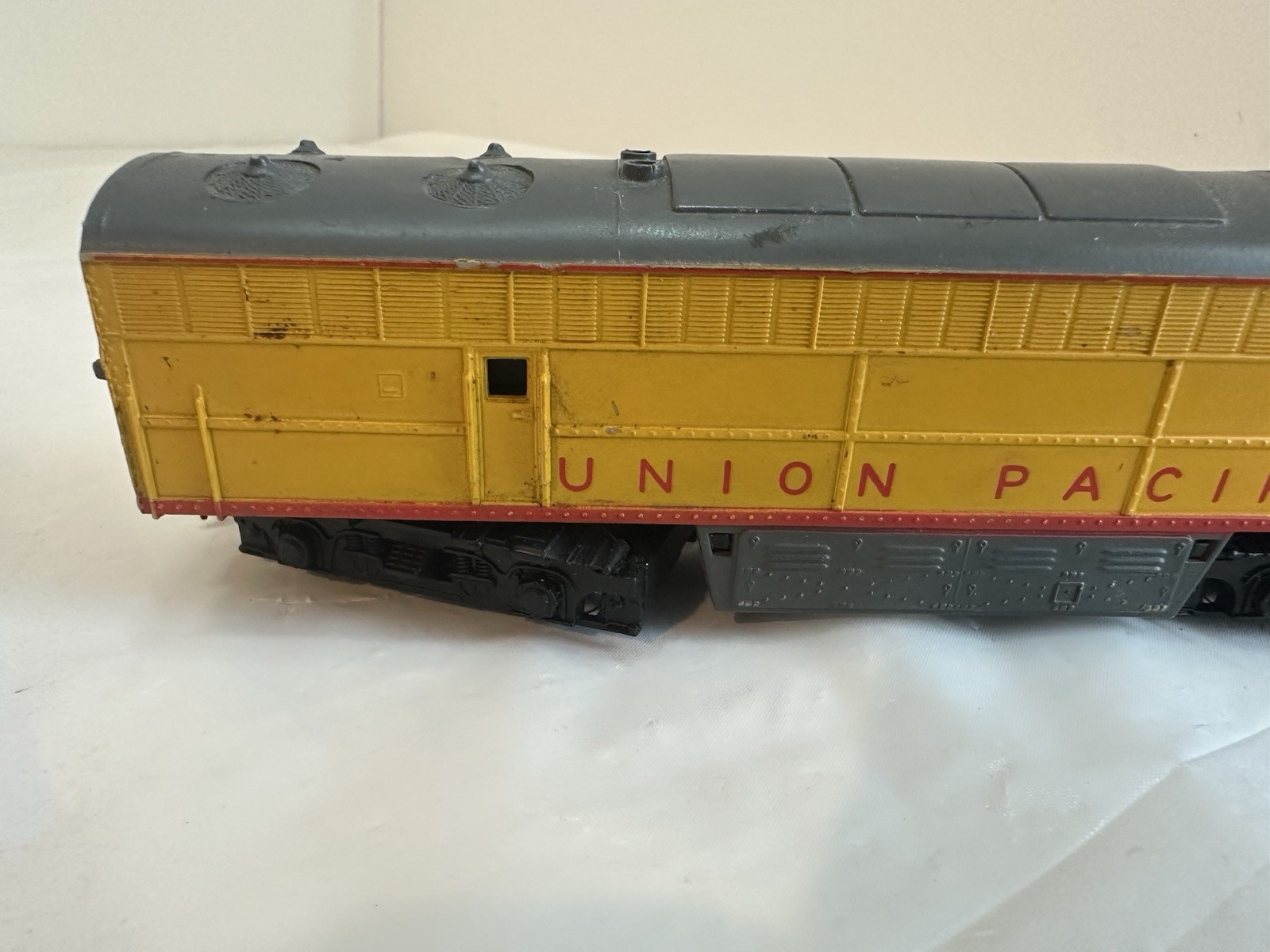AHM Tempo Union Pacific Powered Locomotive 1041 HO Scale Used Working EMD E9
