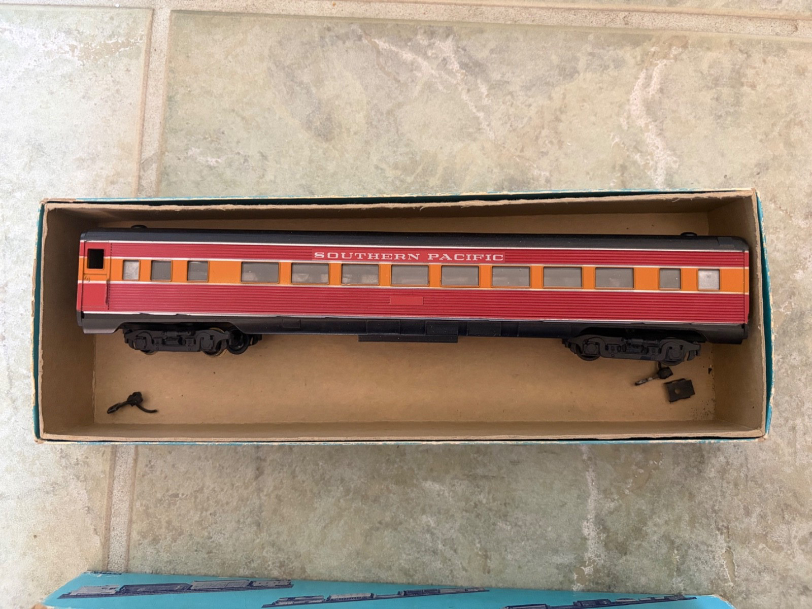 Vintage Southern Pacific HO Diesel Locomotive & Passenger Car Set