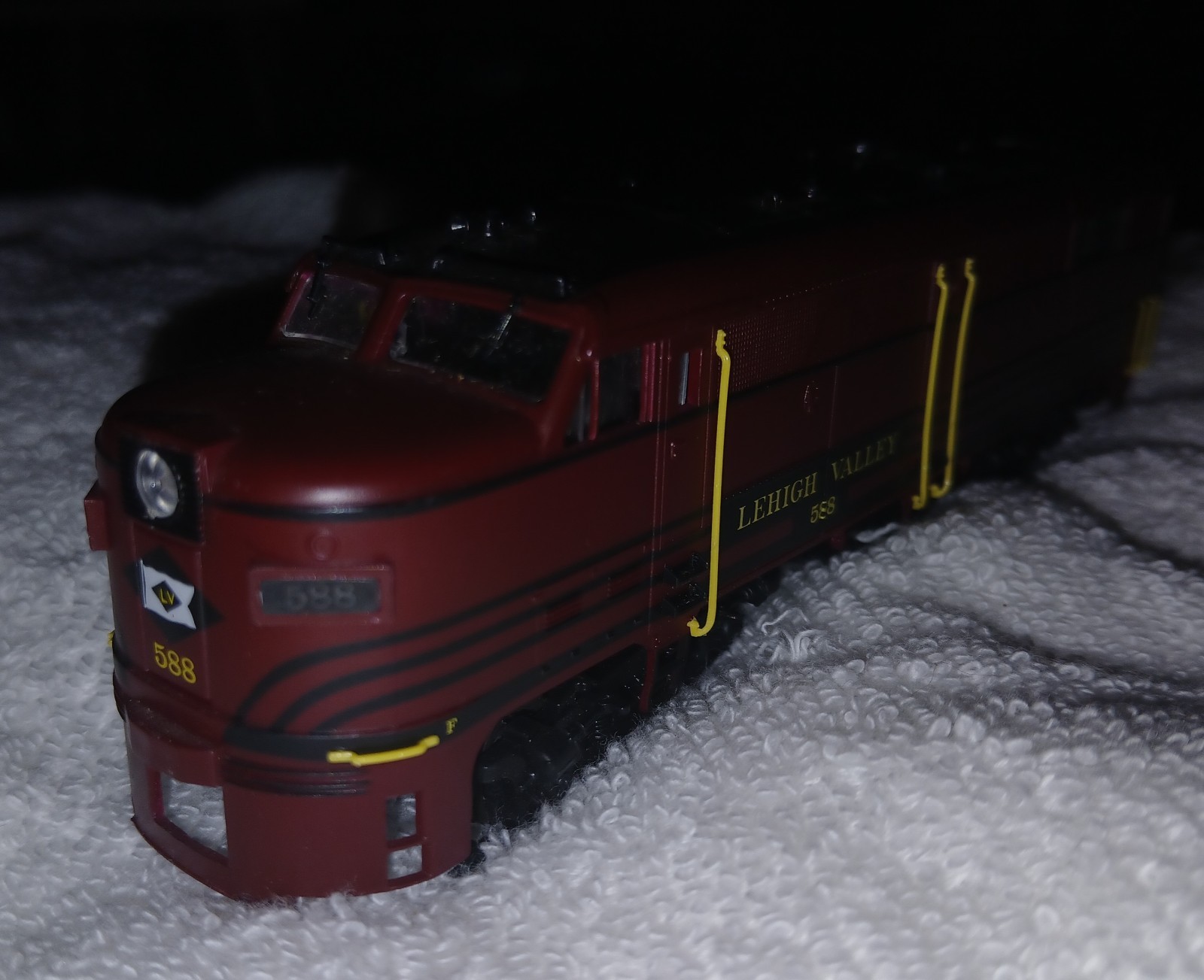 Life Like Proto 2000 8366 FA2 Locomotive Lehigh Valley 588 HO Scale