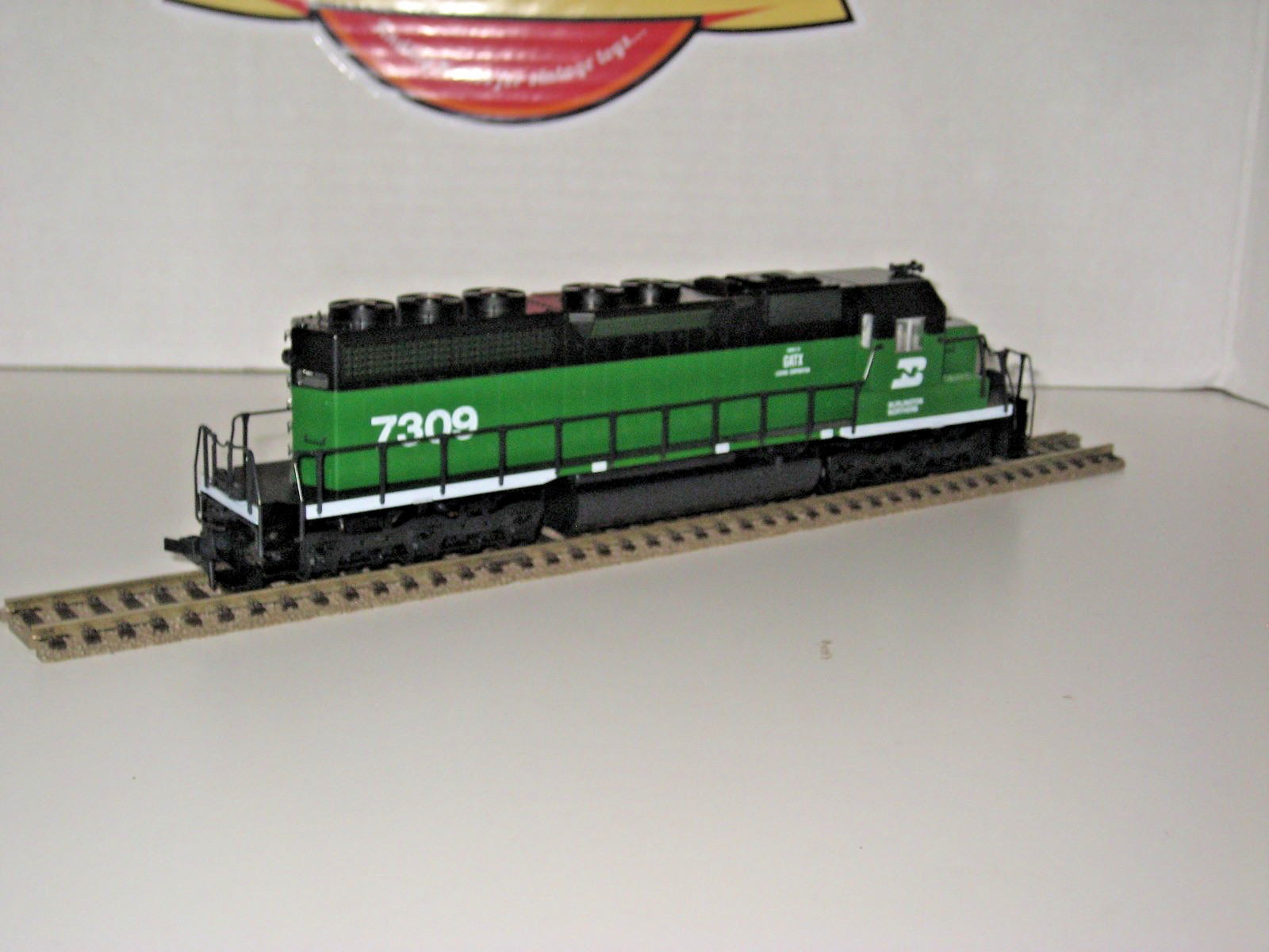 KATO 37-01K HO Scale Burlington Northern (White Cab) EMD SD40 Diesel Engine 7309