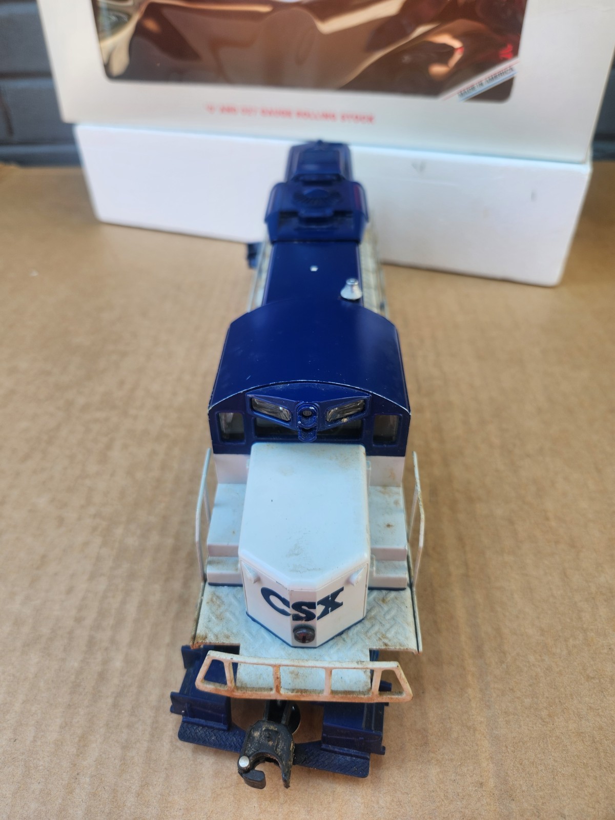 Lionel 6-18810 CSX SD18 Diesel Switcher Locomotive #8810 w/Horn & Original Box