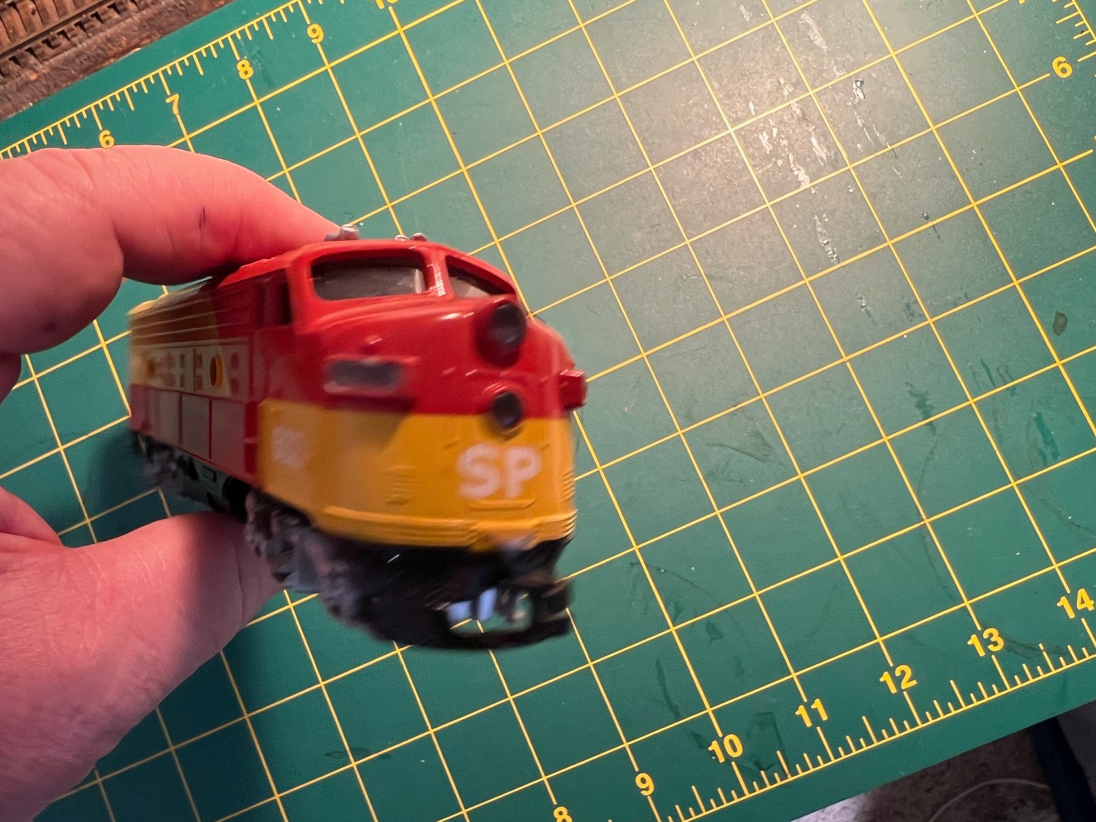 Bachmann HO F-9 diesel & Caboose Southern Pacific 602 Orange/Red Merger Scheme