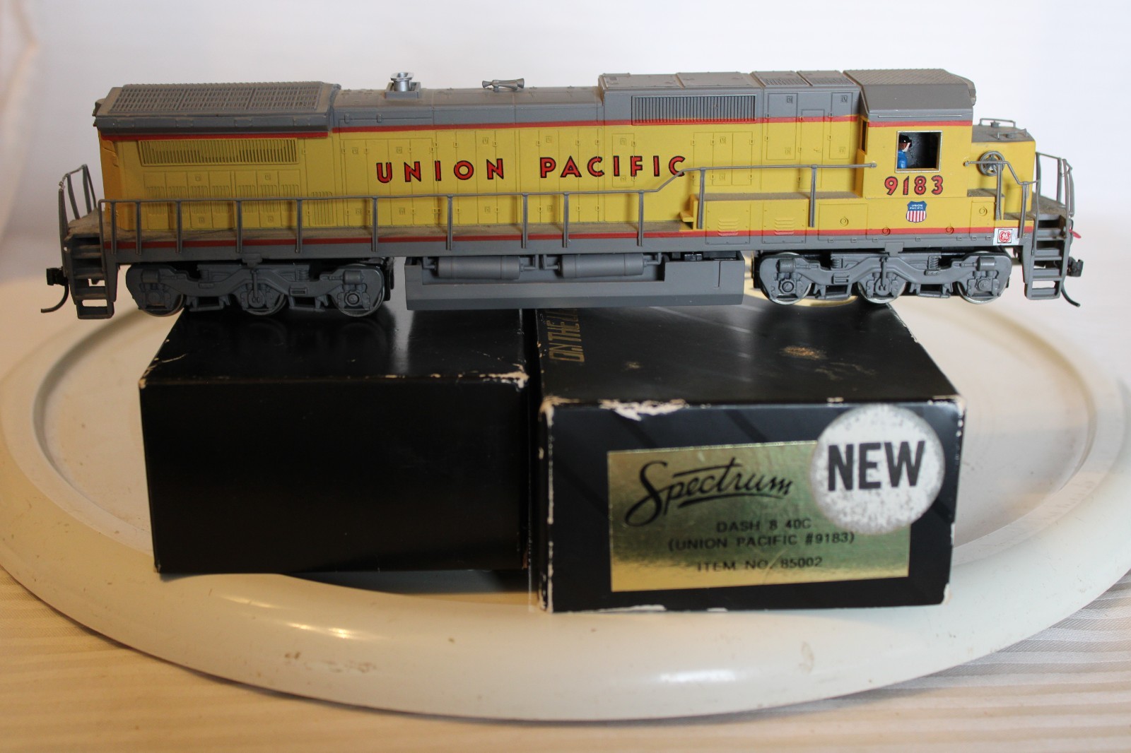 HO Scale Spectrum, Dash 8 40C Diesel Locomotive Union Pacific, Yellow, #9183
