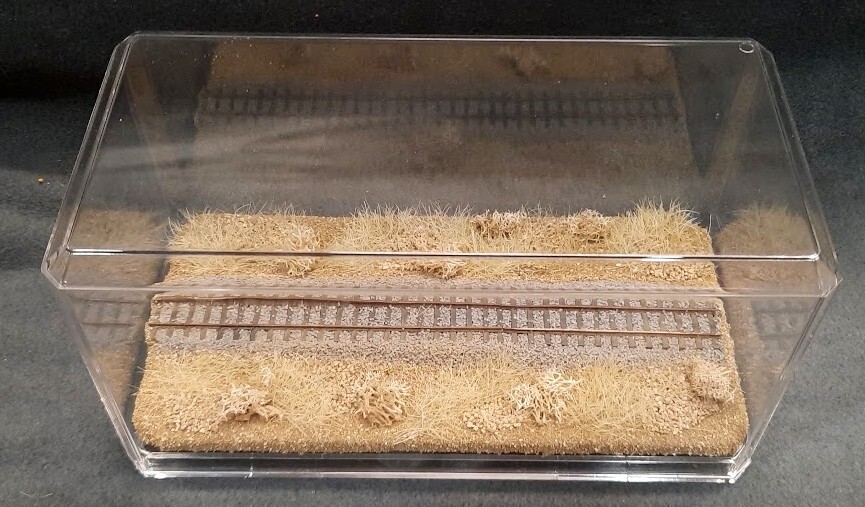 HOn3 SCALE 9″ SINGLE TRACK DISPLAY CASE – DESERT SCENE- FOR ANY HOn3 TRAINS