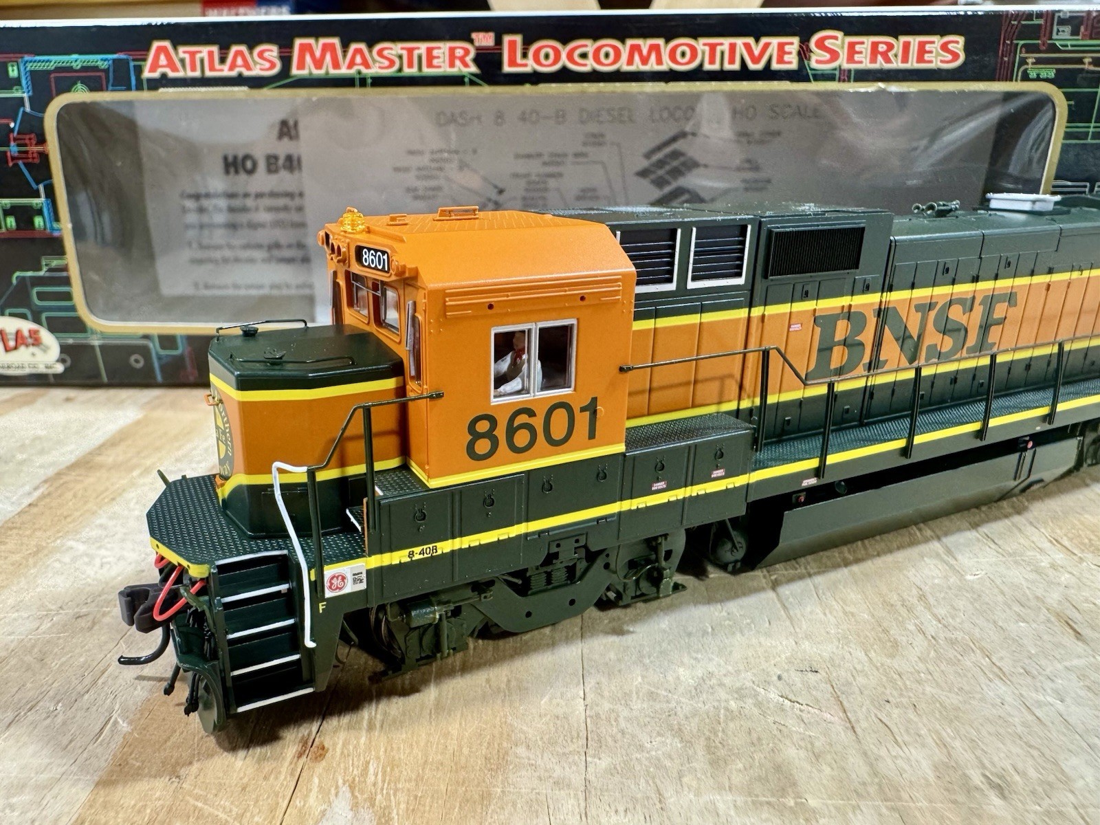 Atlas Master HO 9025 BNSF Dash 8-40B Rd #8601 Dual Mode DCC DC New!