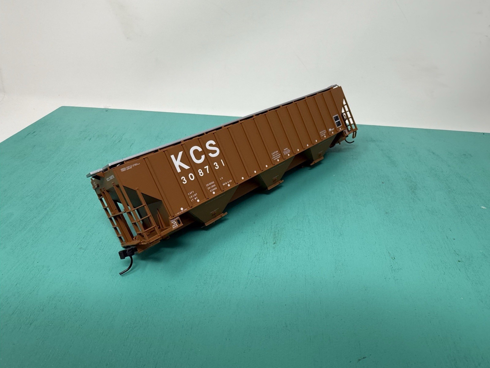 Atlas HO – 4750 Hopper – No Trucks No Package – KCS Damaged Steps