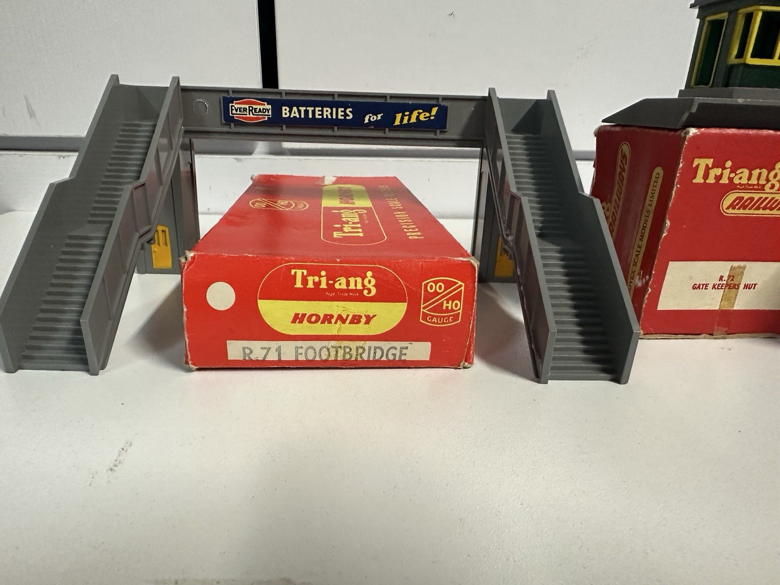 TRIANG ACCESSORIES X 3 R71 FOOTBRIDGE R72 GATE KEEPERS HUT R66 PORTERS ROOM BOXD