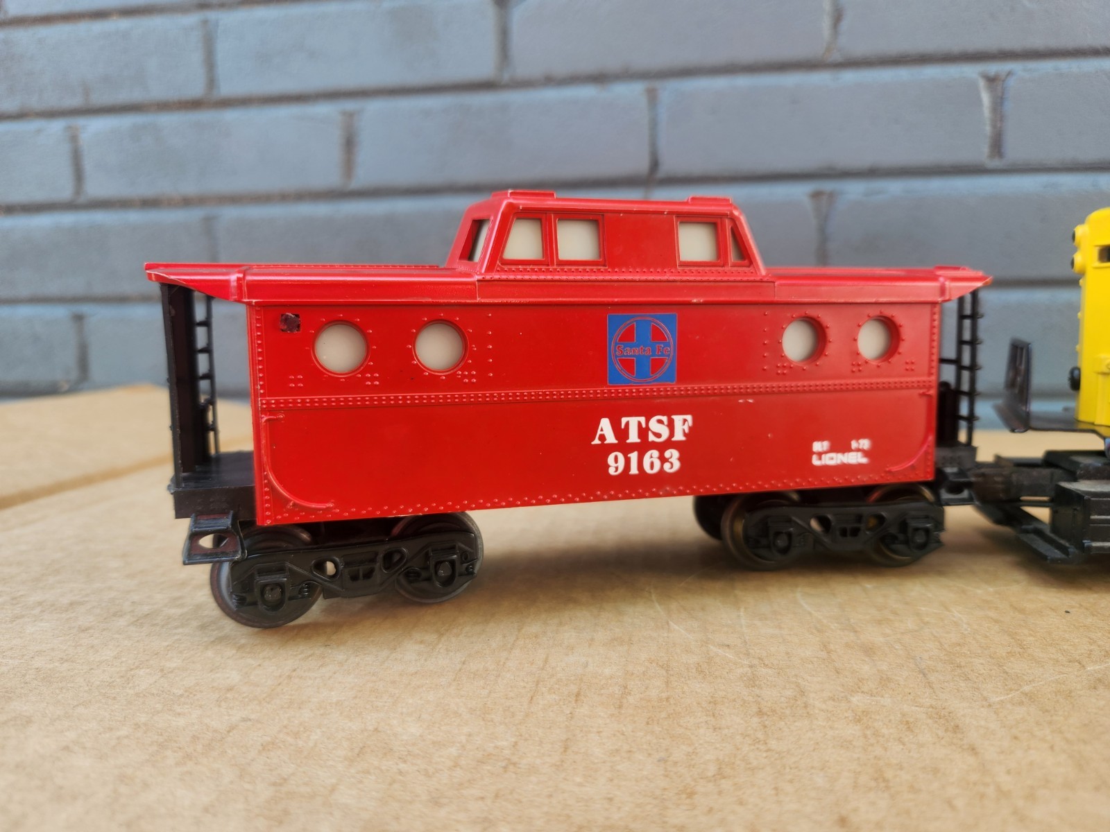 Lionel 8352 Santa Fe GP7 Powered Diesel Switcher Locomotive & 9163 AT&SF Caboose