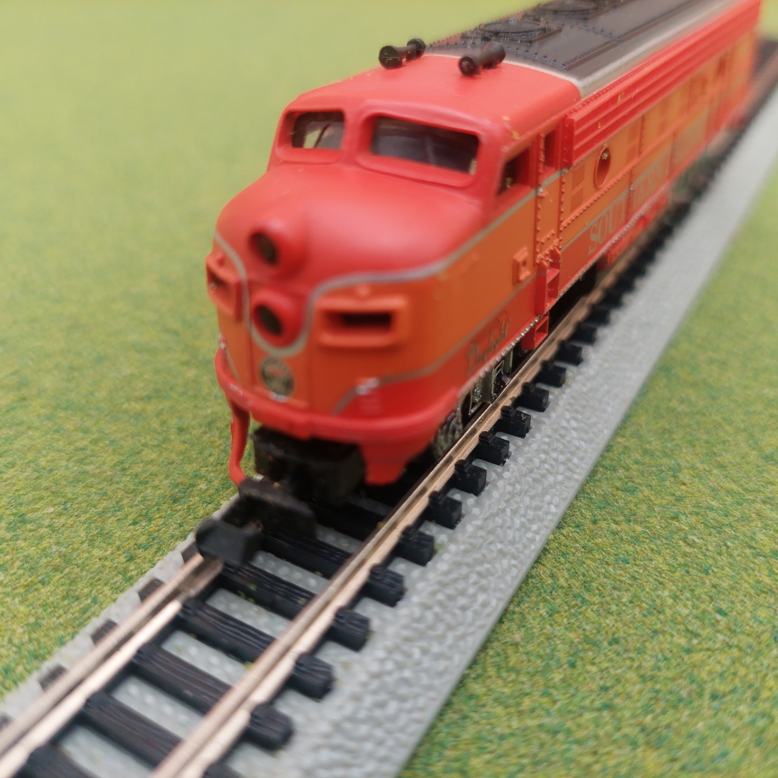 Life-Like ~ N-Scale #6405 Southern Pacific “Daylight Paint Scheme” F 7 Diesel