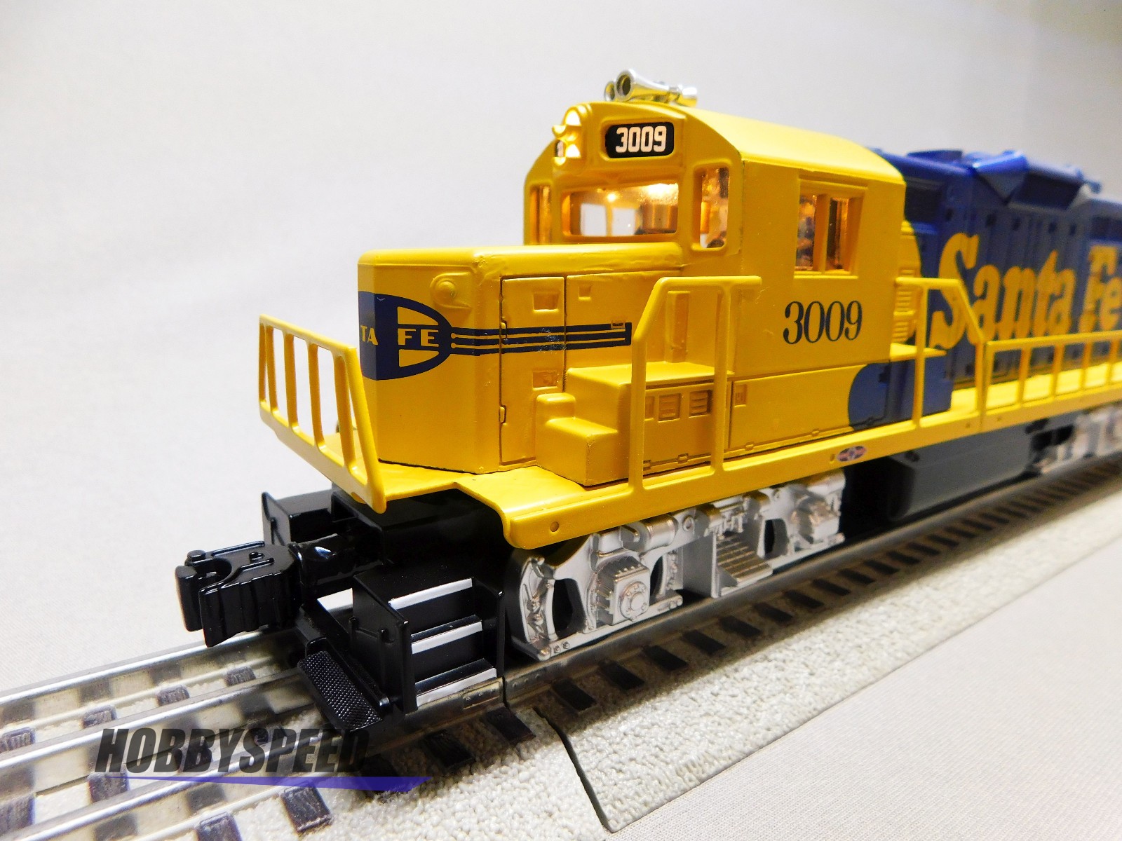 LIONEL SANTA FE LIONCHIEF PLUS 2.0 GP20 DIESEL ENGINE #3009 O GAUGE 2234140 NEW