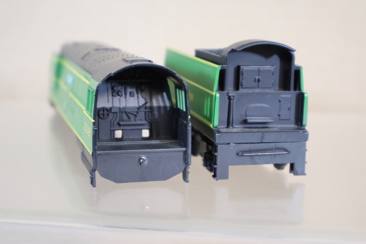 HORNBY R320 BODY for SOUTHERN 4-6-2 BATTLE of BRITAIN LOCO 21C165 HURRICANE oj