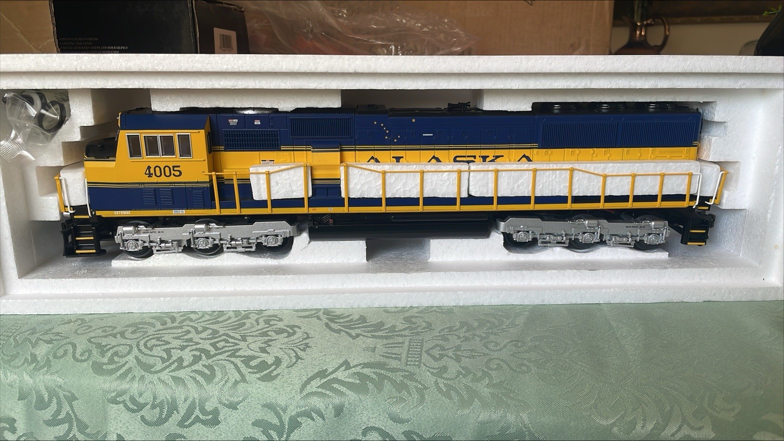 Lionel O Gauge Alaska Railroad SD-70 Diesel Locomotive w/ Sound & Lights 6-18294