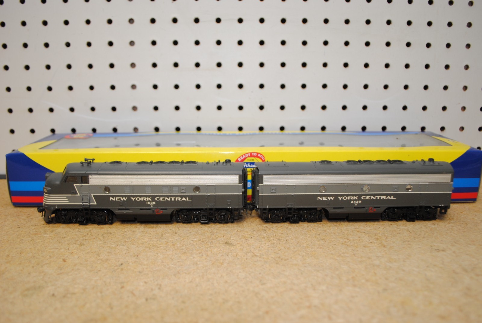 Athearn ATH76105 New York Central #1636 & 2420 F-7A/F-7B Diesel Loco Set HO RTR