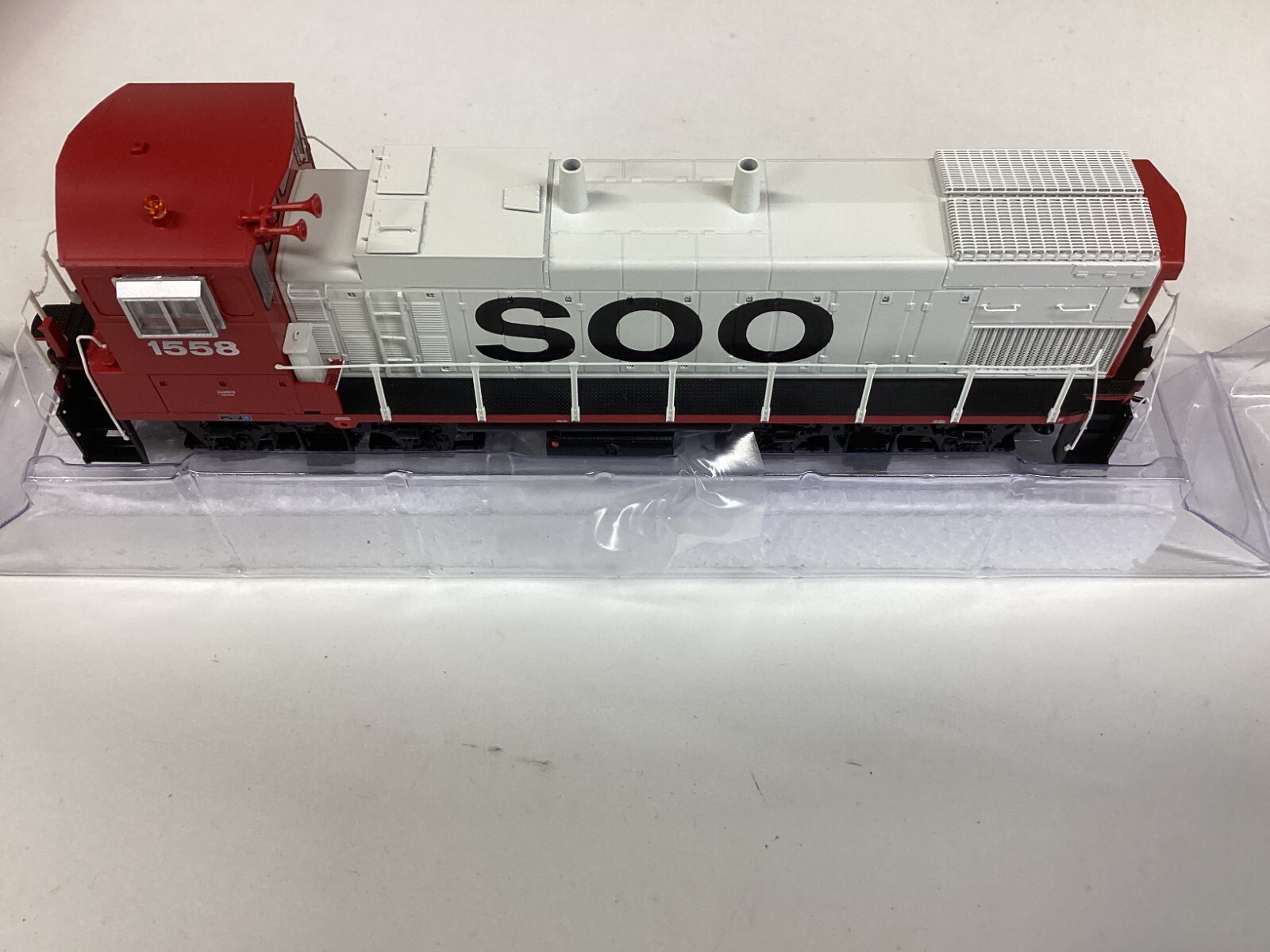 Athearn Genesis #G66271 HO scale “SOO Line” MP15AC analog DCC ready Rd.1558