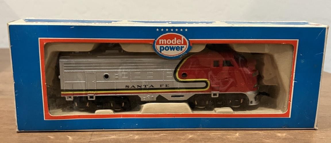 Model Power # 6607 HO Scale Santa Fe F9 Diesel Locomotive in Box FREE SHIPPING