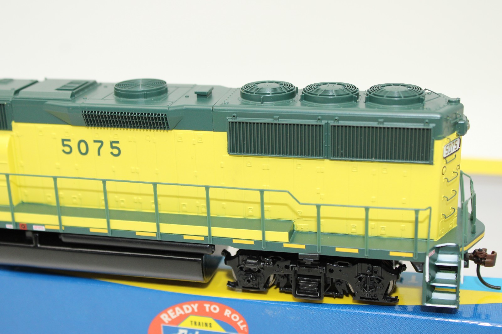 Athearn HO Scale C&NW Chicago North Western EMD GP50 Diesel Locomotive #5075