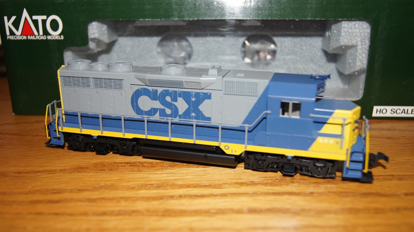 Kato HO Scale GP35 Phase 1a Powered Engine – 37-026