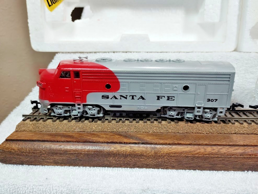 HO Scale Bachmann Diesel Locomotives Auto-Train 4000 & Santa Fe 307 (Need Work)