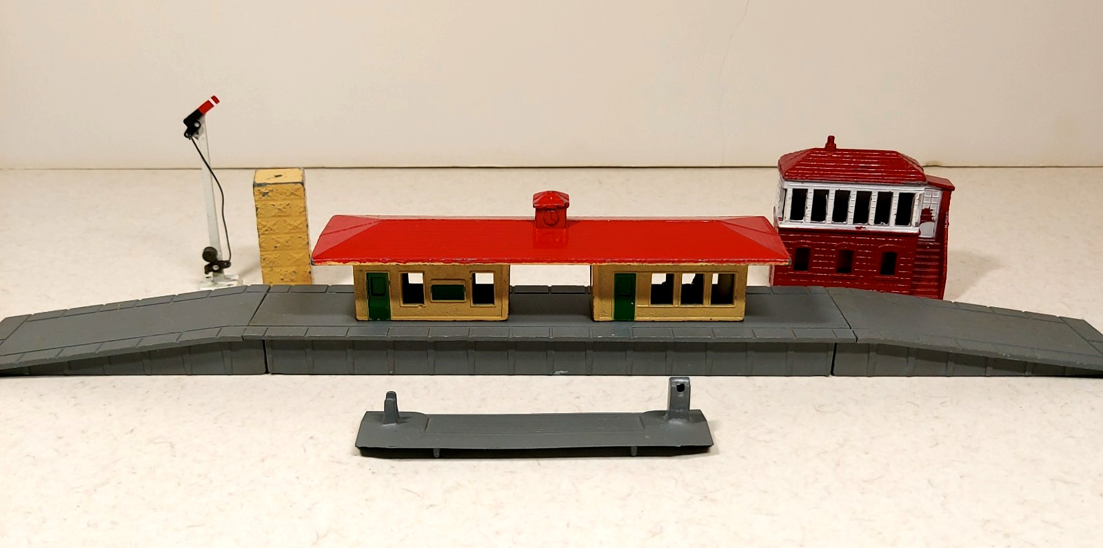 Vtg Lone Star N Scale UP Locomotive Train & Cars Houses Trucks Station England