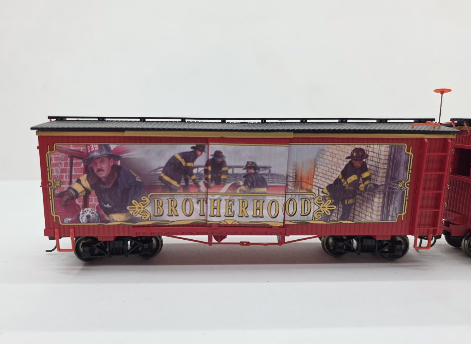 Hawthorne Village Fire Fighters Heroes Express Locomotive, Tender and Cars On30