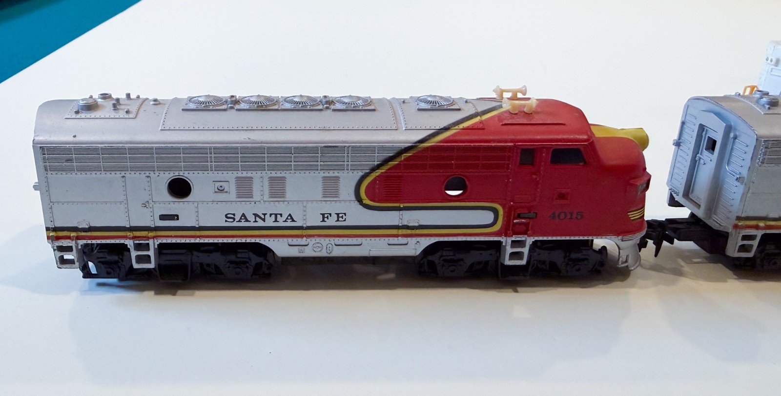 Lot of 5 HO Scale Locomotives: Santa Fe Illinois Central Gulf Bicentennial (#3)