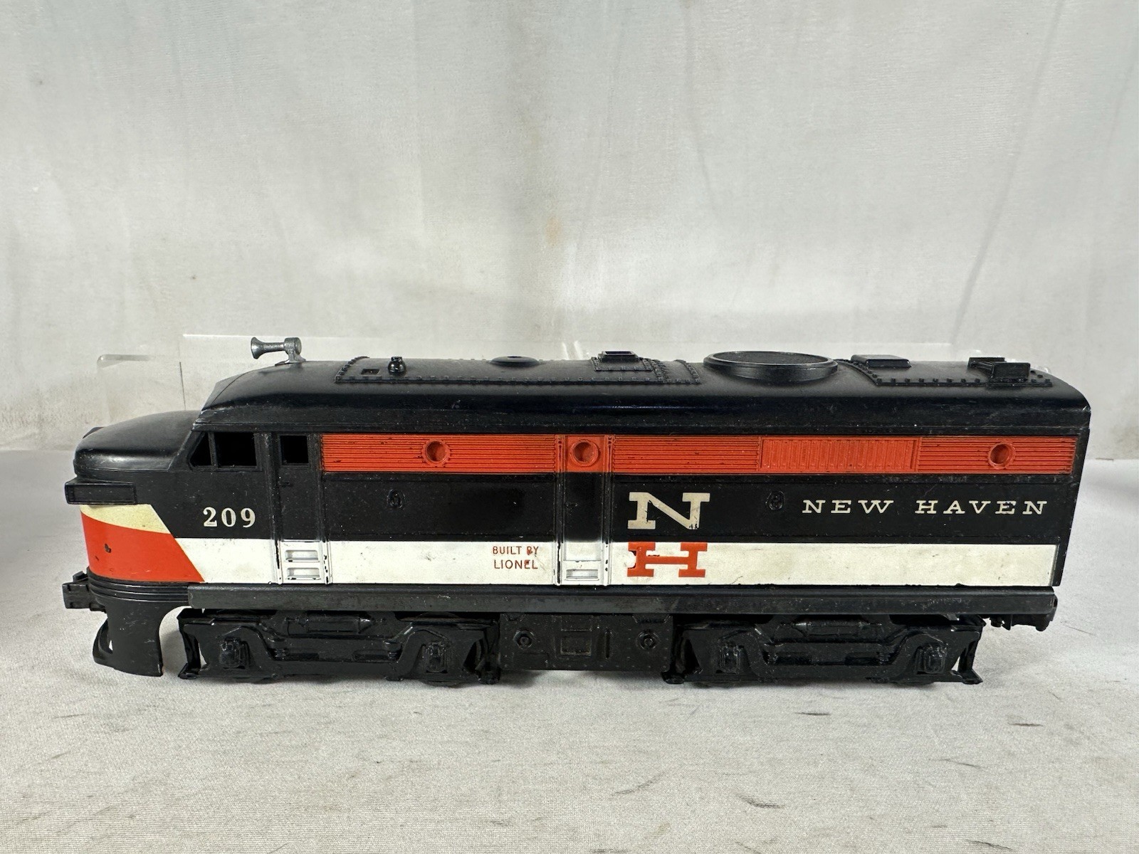 Desirable Lionel Original Postwar #209 New Haven A-A Alco Diesel Pair