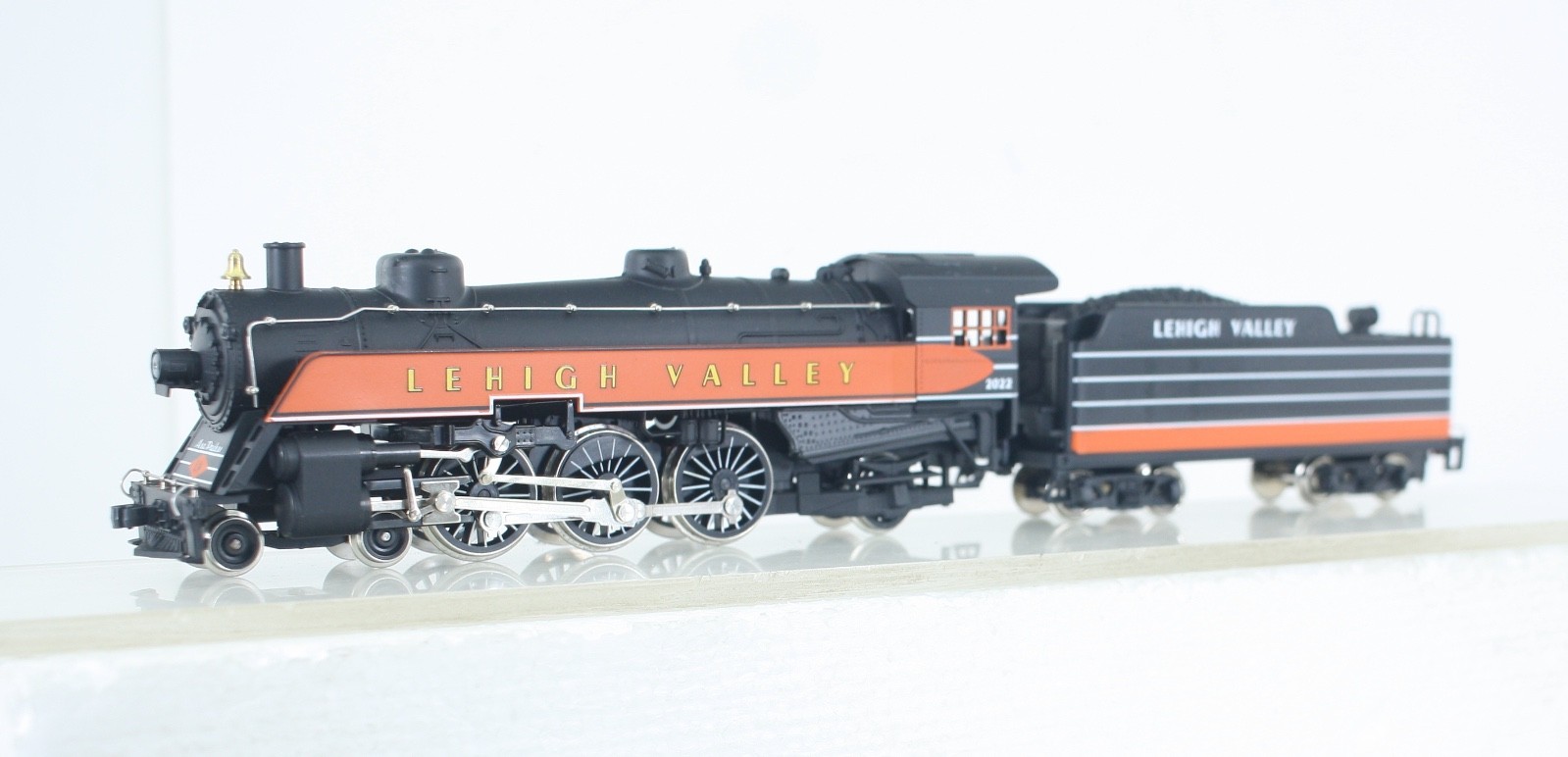 HO Scale Mehano Lehigh Valley Semi Streamlined $-6-2 Pacific Asa Packer #2022