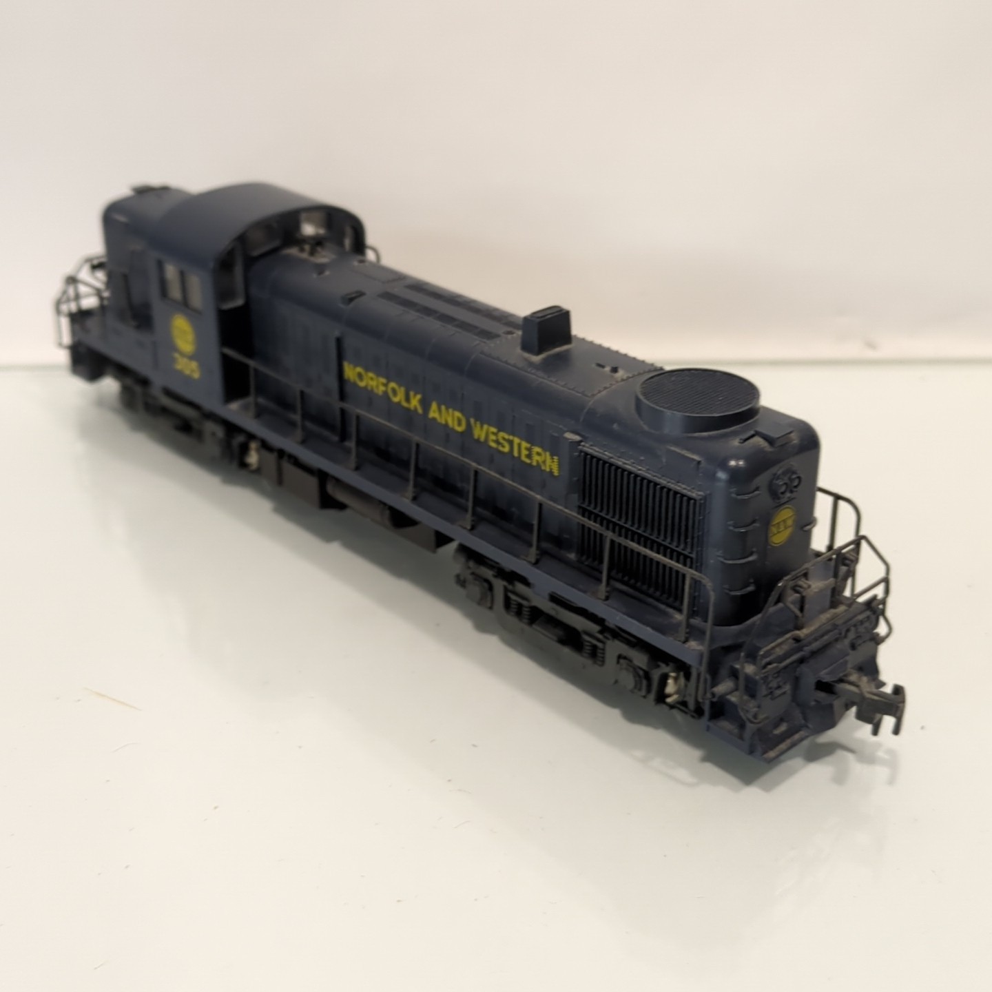 Atlas 7076 Norfolk & Western RS-3 Diesel Locomotive N&W #305
