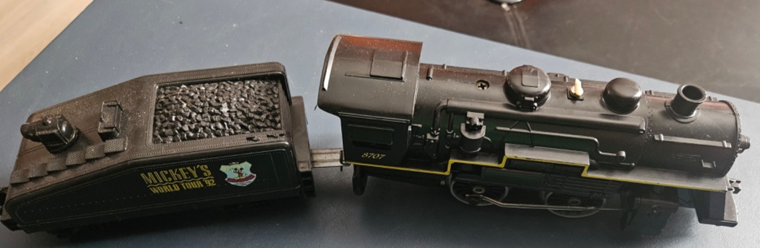 Lionel Train Engine #8707 & Tender from 1992 Disney Mickeys World Tour Trains