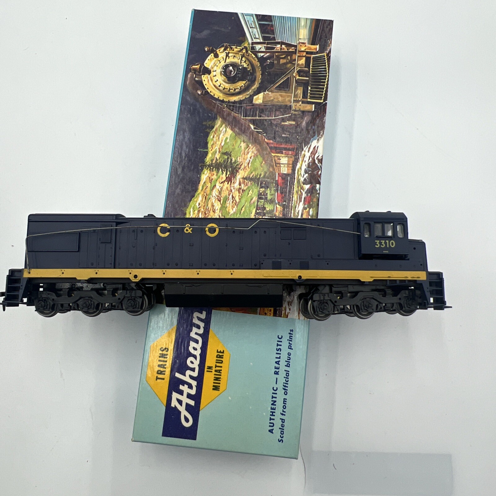 ATHEARN HO SCALE U30C C&O POWERED LOCOMOTIVE #3310 WITH BOX/EX!