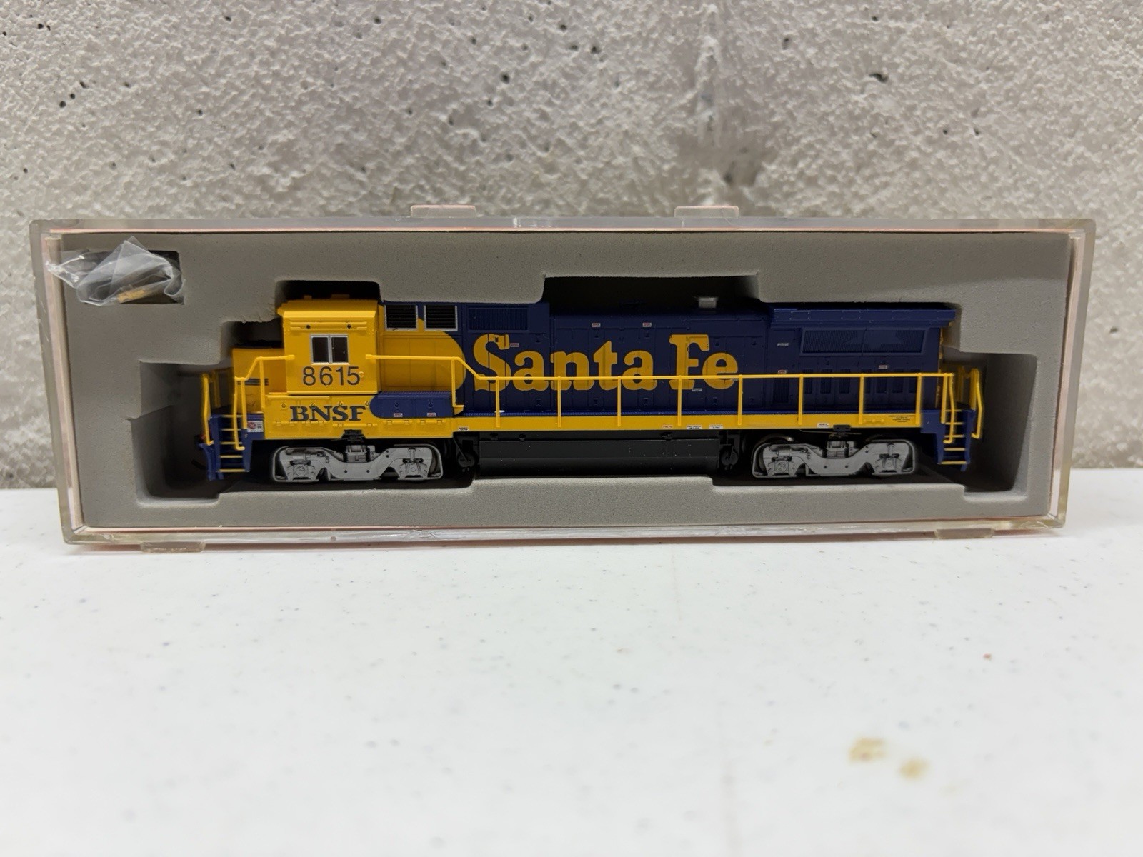N Atlas 48732 BNSF Santa Fe “Patch Job” GE Dash 8-40B Diesel #8615 – DCC Ready