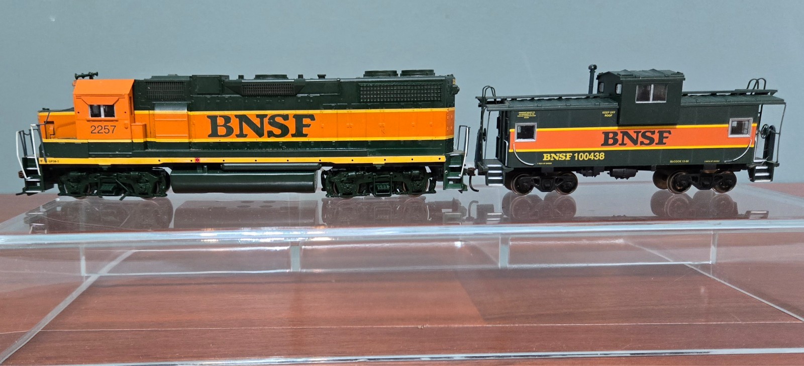 HO ATHEARN BNSF # 2257 Locomotive with Matching Caboose