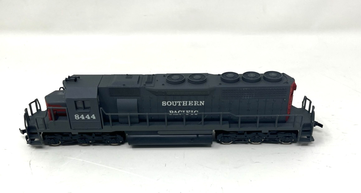 AHM SD-40 w/ Fly Wheel 5030-06 S.P. Southern Pacific 8444 HO Train Locomotive