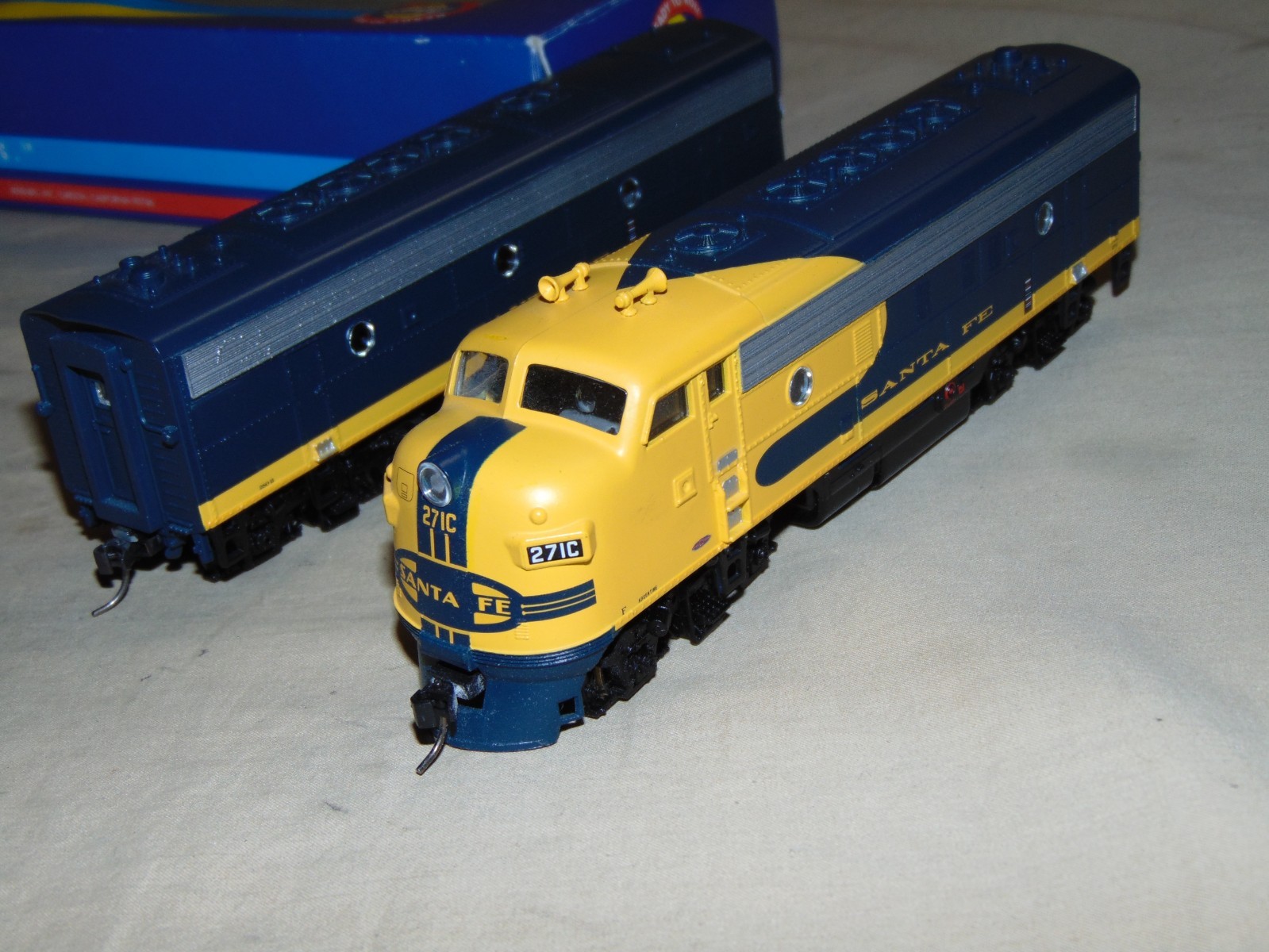 ATHEARN HO 80390 SANTA FE F7A + F7B DIESEL SET. A IS POWERED B IS NONPOWER DUMMY