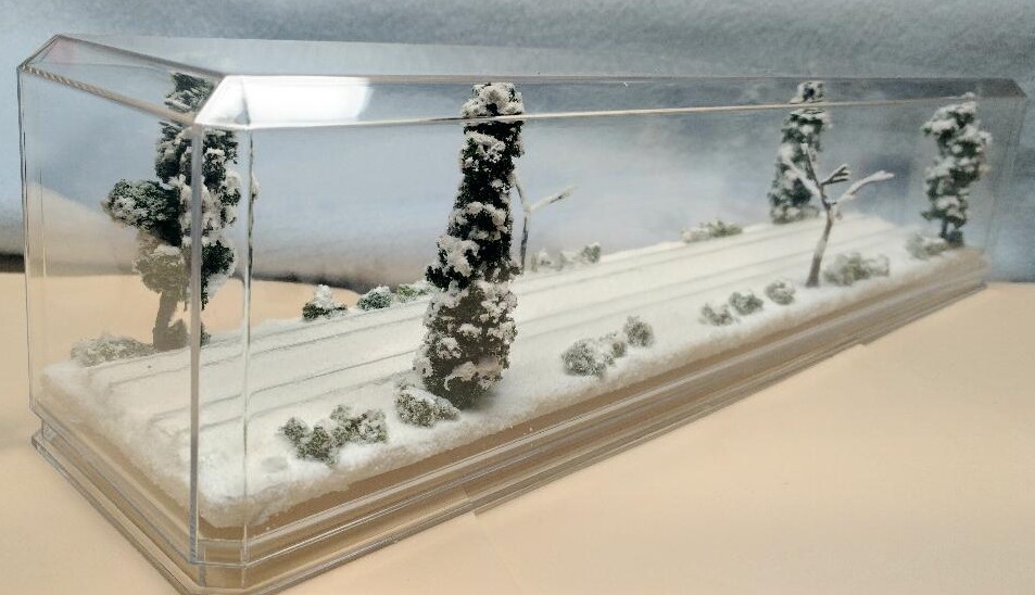 N SCALE 16″ DOUBLE-TRACK DISPLAY CASE -WINTER SNOW SCENE- FOR ANY N TRAINS