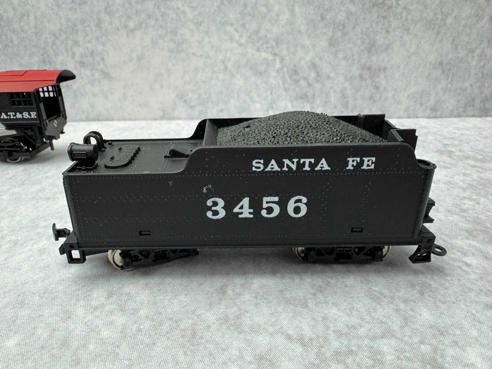 Model Power HO Santa Fe 3456 Pacific Steam Locomotive, 3 Passenger Cars & Track
