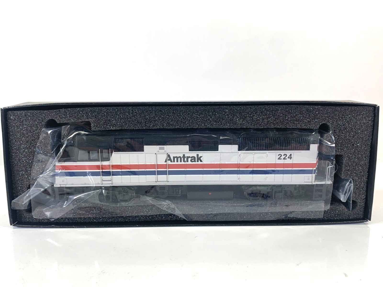 Bachmann Spectrum HO 87004 F40 PH Amtrak Phase 2 Diesel #224, DC only
