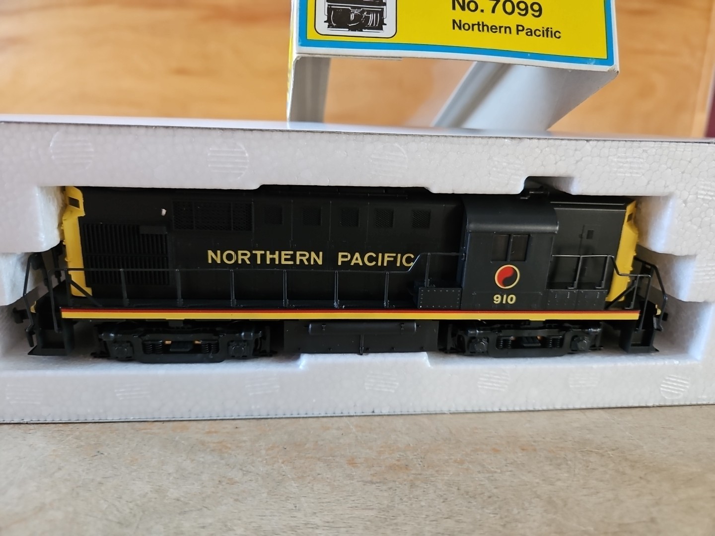 Atlas HO 7099 Northern Pacific RS-11 Diesel Locomotive #910 LN in Box
