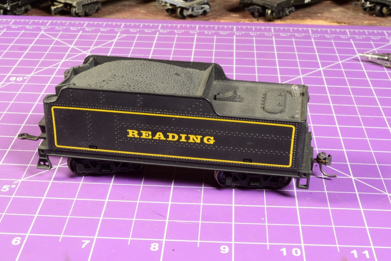 TrkRdy 3.3 oz READING plastic square tender, has pickups on trucks