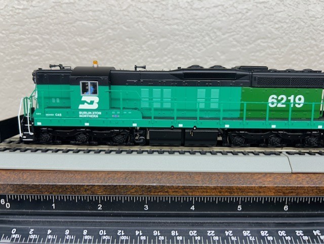BURLINGTON NORTHERN PATCH SD9 HIGH HOOD LOCO- DCC – HO Scale “QUANTUM SOUND” NEW