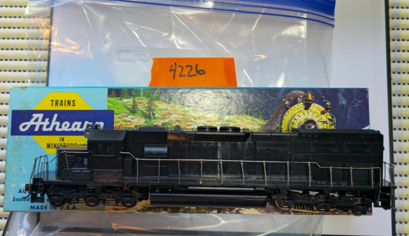 Athearn HO Undecorated SD40-2 Knuckle Couplers Metal Handrails Tested Good C-8