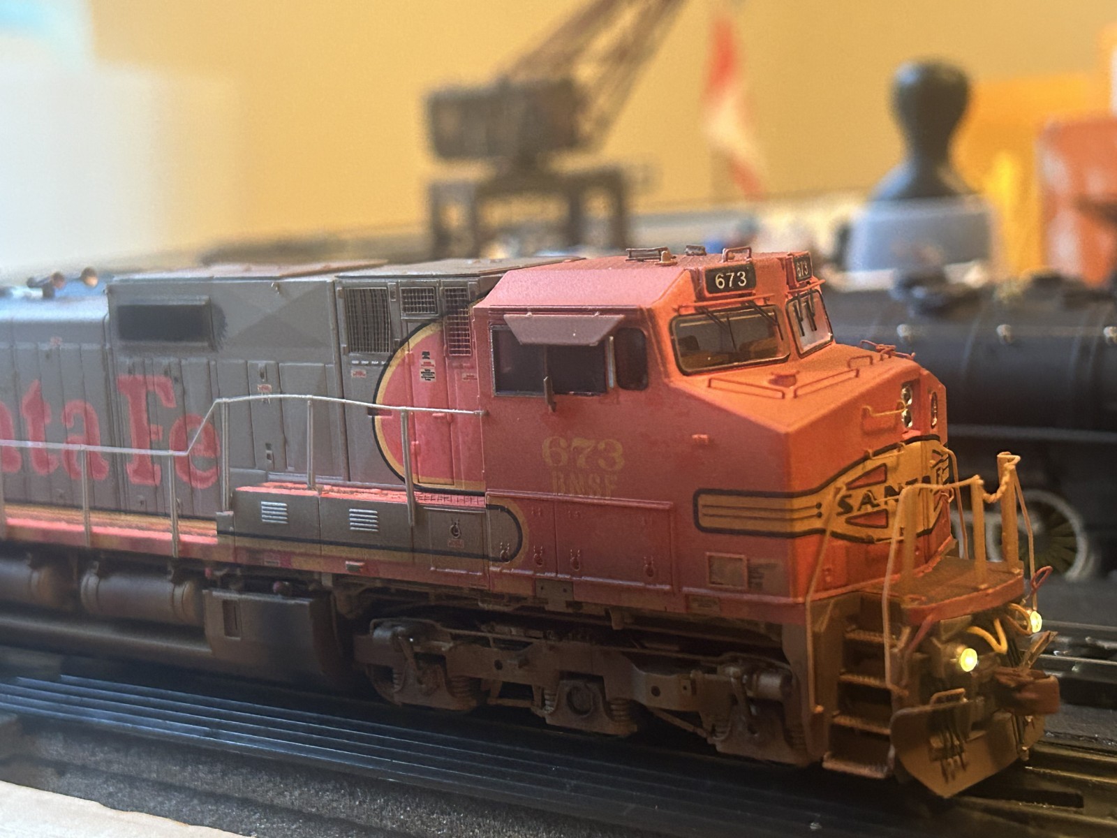 ScaleTrains HO Rivet Counter GE C44-9W BNSF #673 Ex-ATSF Warbonnet DCC Sound