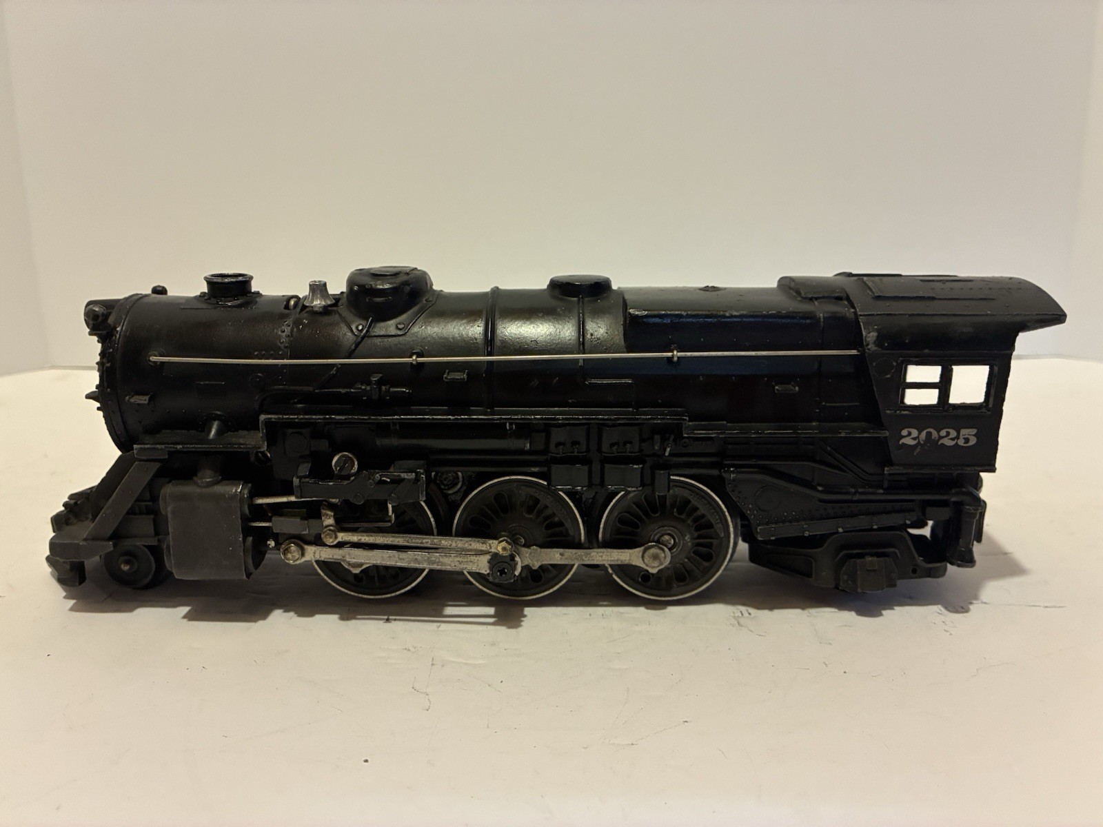 Lionel Post War 2025 Locomotive and Whistle Tender Tested See Description. Nice