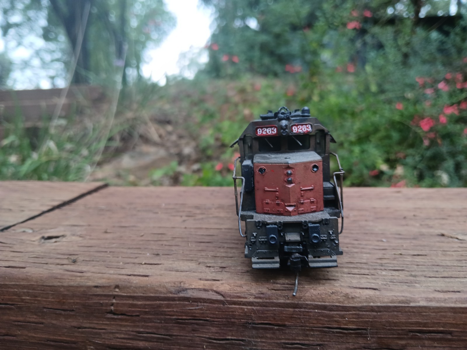 Athearn HO Scale Southern Pacific SDP40 dummy locomotive does not run detailed