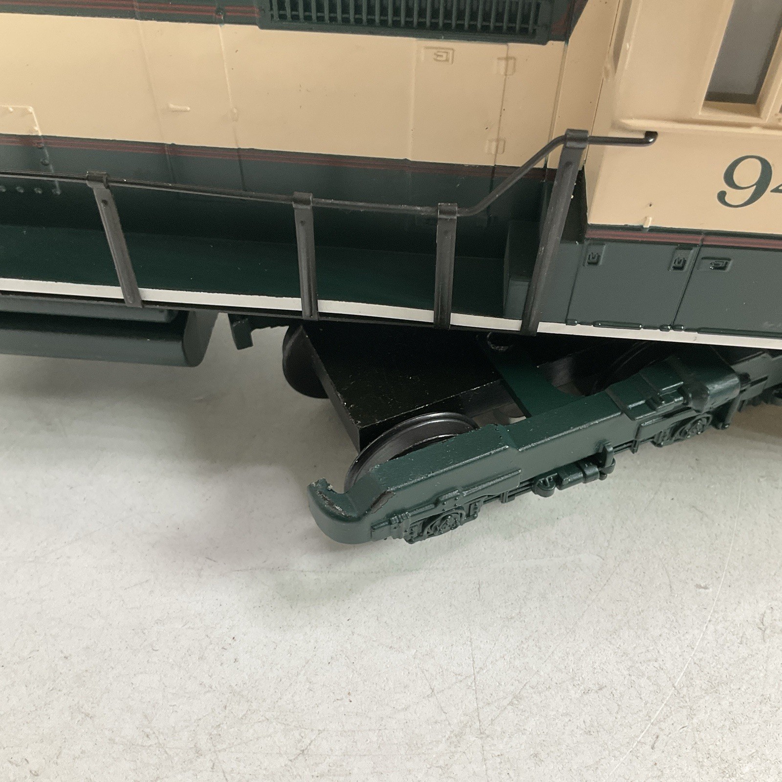 MTH Premier 20-2154-2 BNSF Cab No. 9400 EMD SD-70 MAC 2-Rail O Scale Diesel