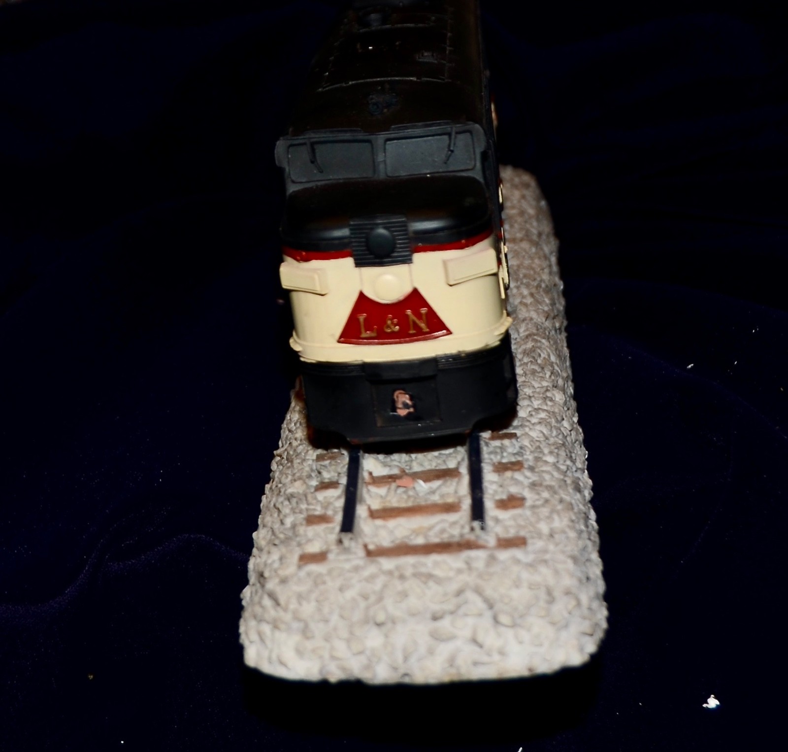 Loisville & Nashville Diesel Locomotive Ceramic Display