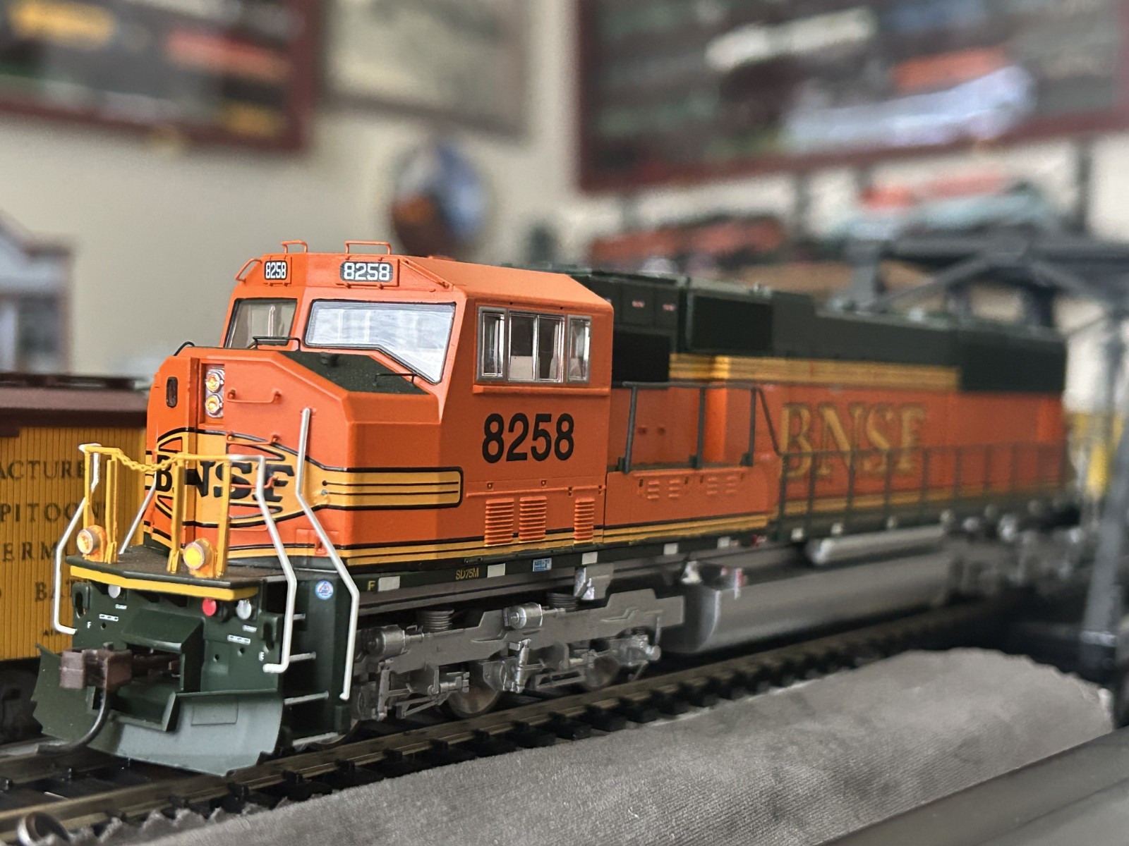 Athearn Genesis G6176 HO BNSF SD75M #8258 – LNIB / Excellent Condition