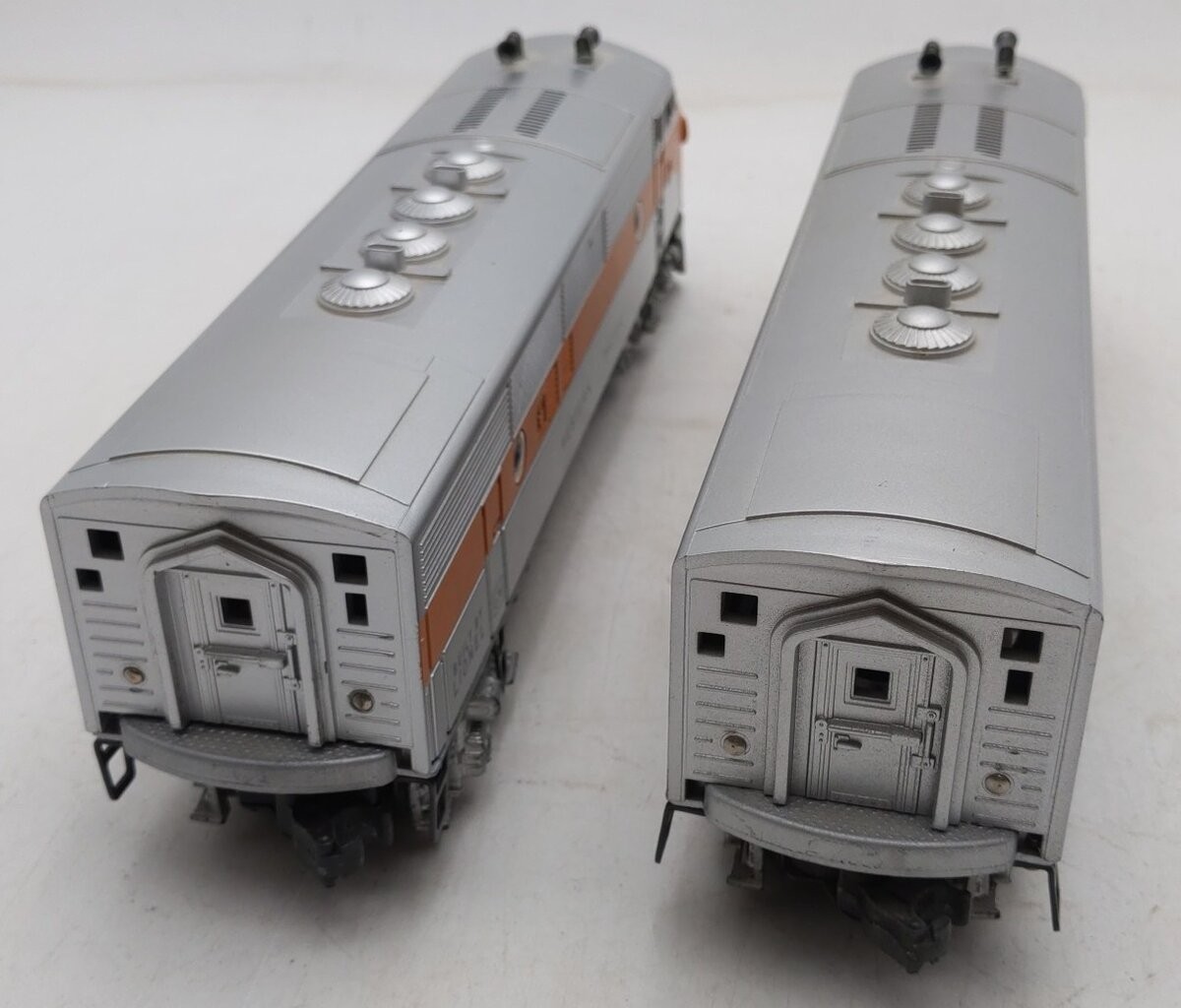 Lionel 2345 Vintage O Western Pacific F3 AA Diesel Locomotive Set w/Repro Shells