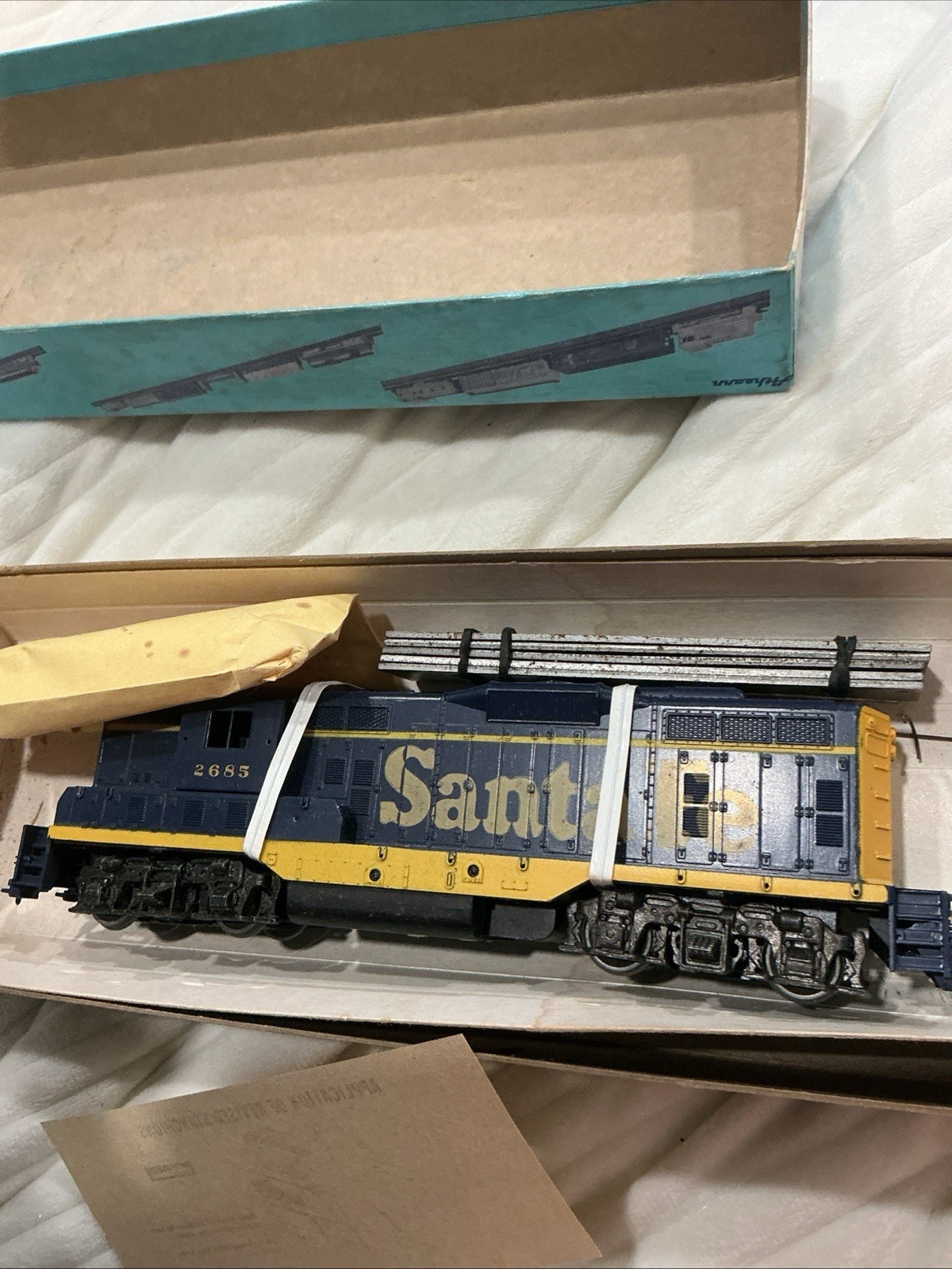 NIB HO Gauge Athearn GP – 9 Powered Diesel Engine 2685 ATSF W/Instructions.🚂🔥