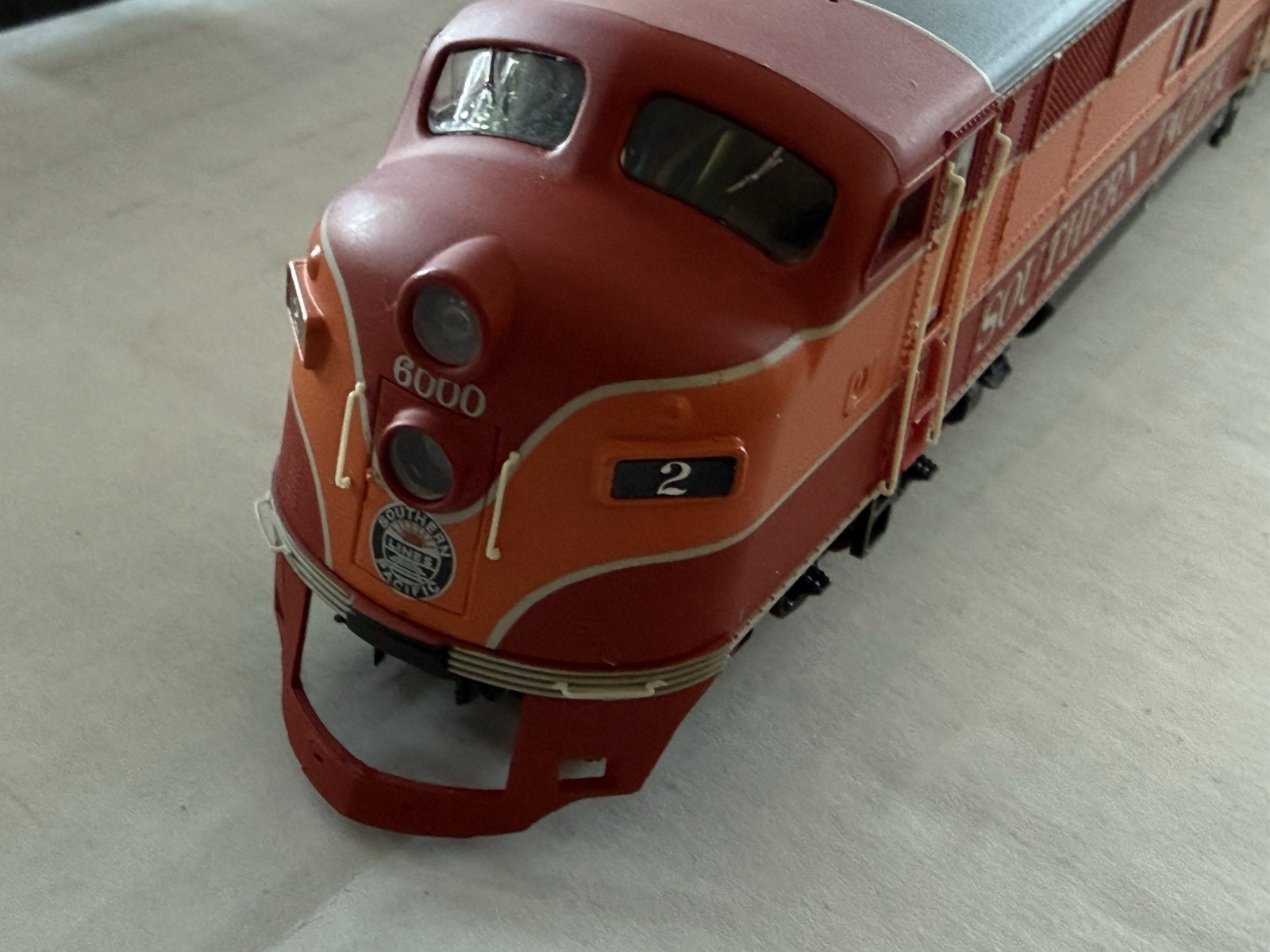 Proto 2000 HO EMD E7A diesel, SP #6000, Runs great, With 5 Passenger Cars